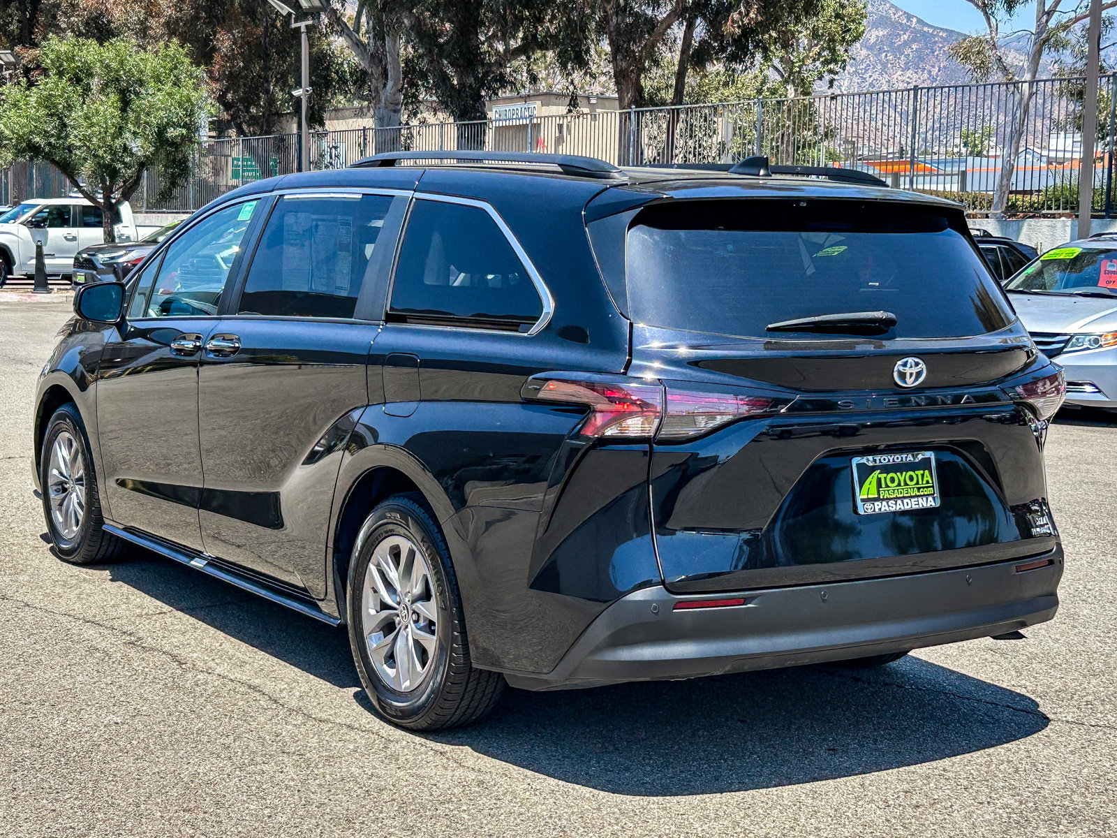 Used 2024 Toyota Sienna XLE FWD image 8
