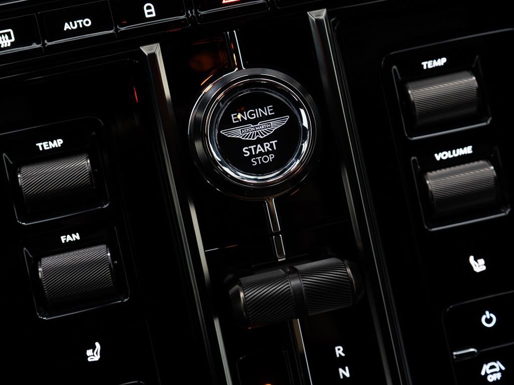 Used 2025 Aston Martin V8 Vantage Coupe image 28