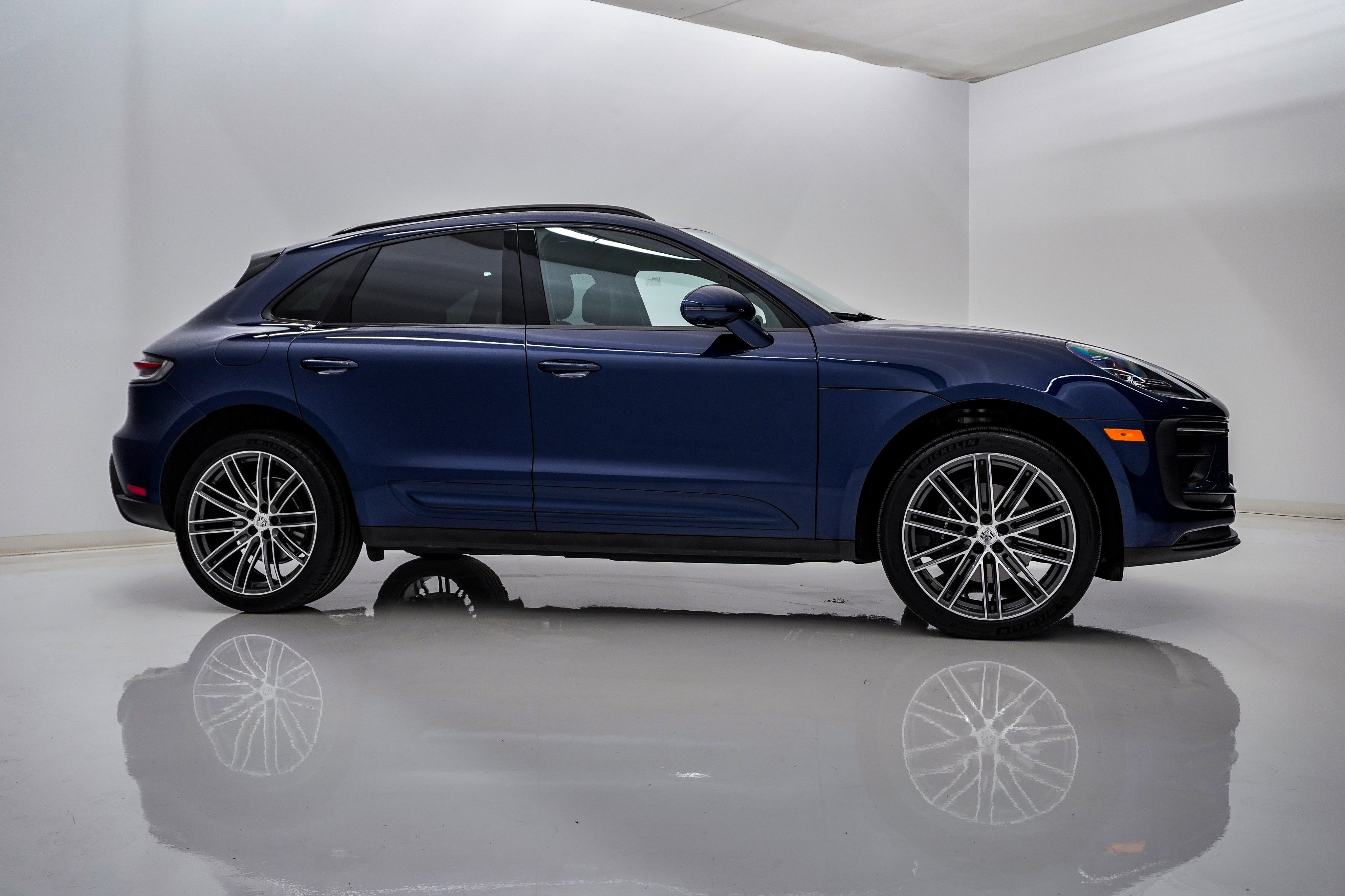 Certified 2026 Porsche Macan AWD/4WD image 9