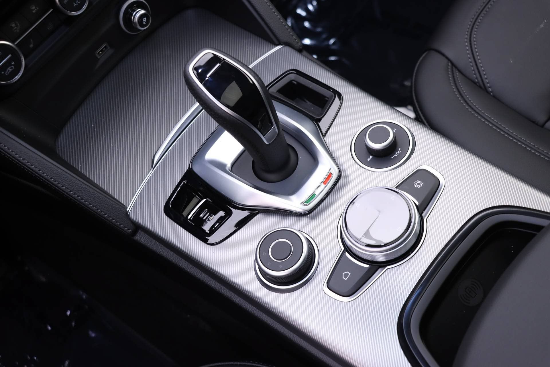 New 2024 Alfa Romeo Stelvio Ti AWD/4WD image 13