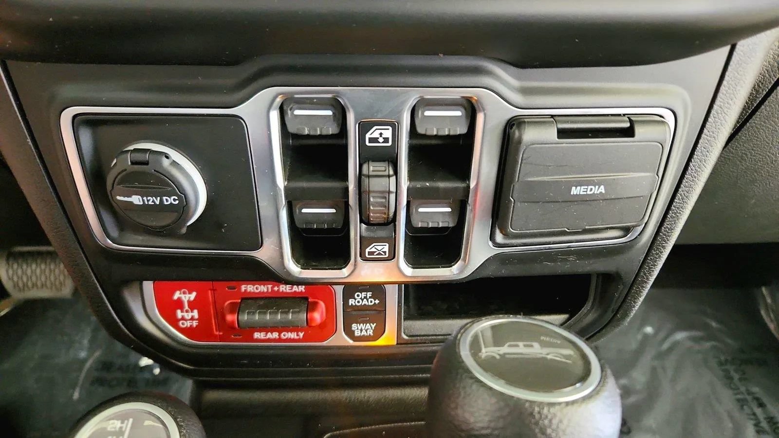 Used 2023 Jeep Gladiator Rubicon w/ Cold Weather Group AWD/4WD image 22
