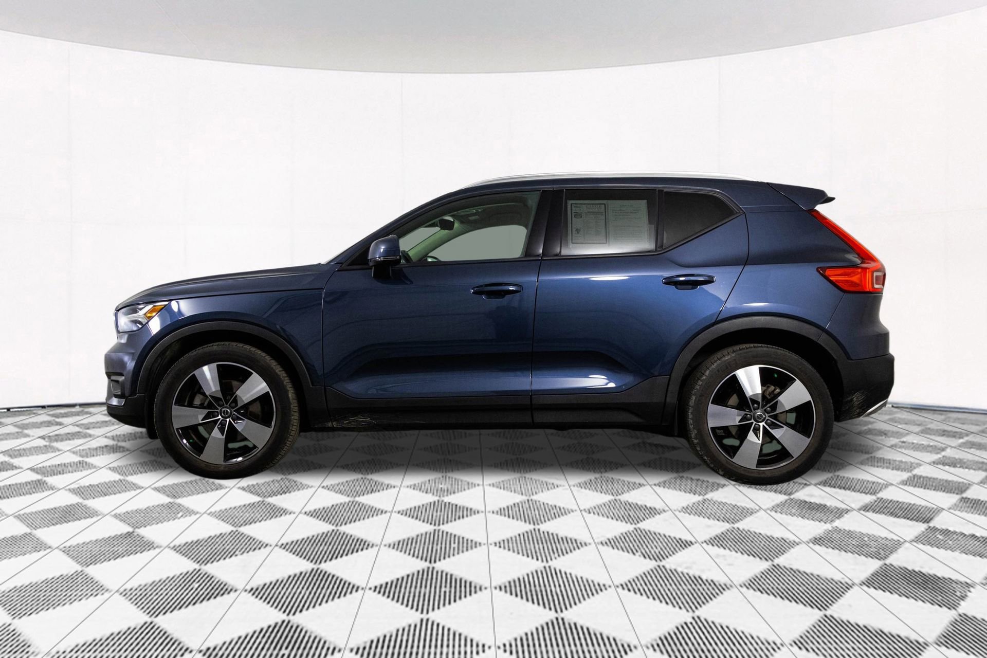 Used 2021 Volvo XC40 T5 Momentum w/ Protection Package Premier image 10