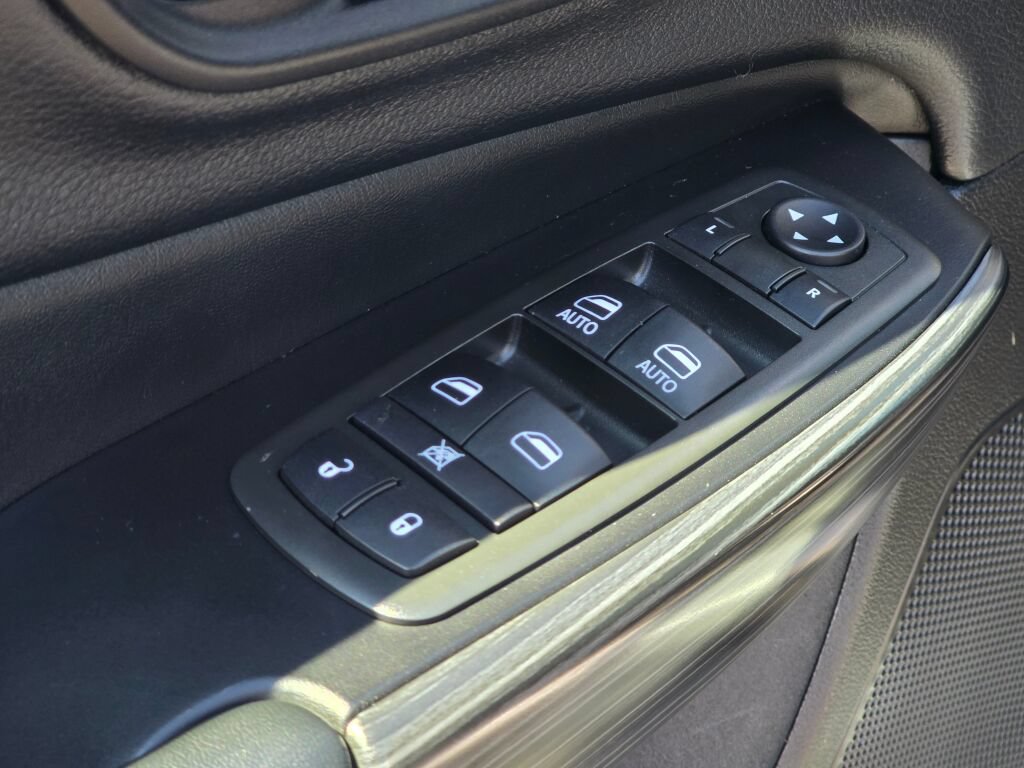Used 2015 Jeep Cherokee Limited w/ Technology Group AWD/4WD image 18
