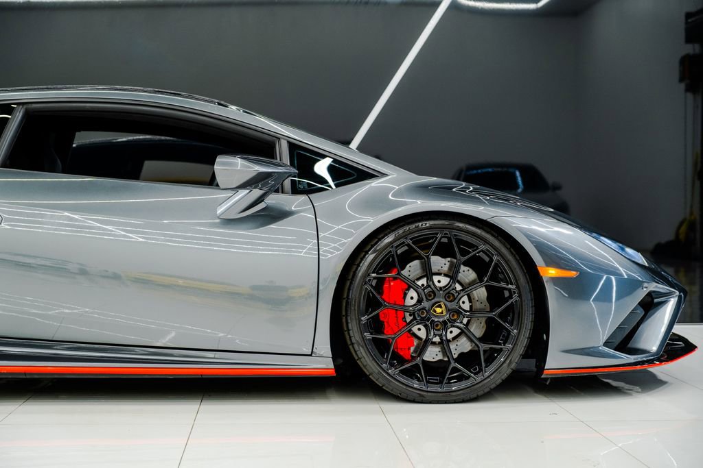 Used 2021 Lamborghini Huracan EVO image 11