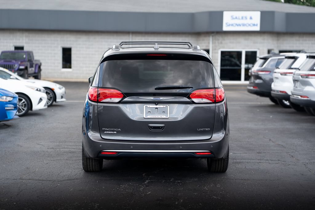 Used 2018 Chrysler Pacifica Limited w/ Tire & Wheel Group FWD image 8