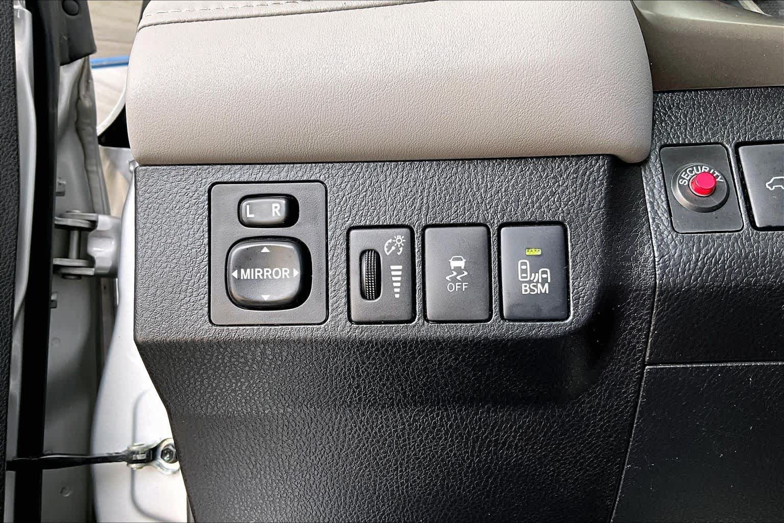 Used 2015 Toyota RAV4 Limited w/ Technology Package FWD image 33