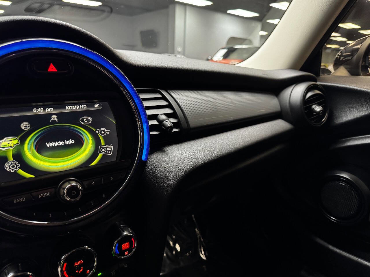 Used 2018 MINI Cooper 2-Door Hardtop w/ Signature Line Package image 25