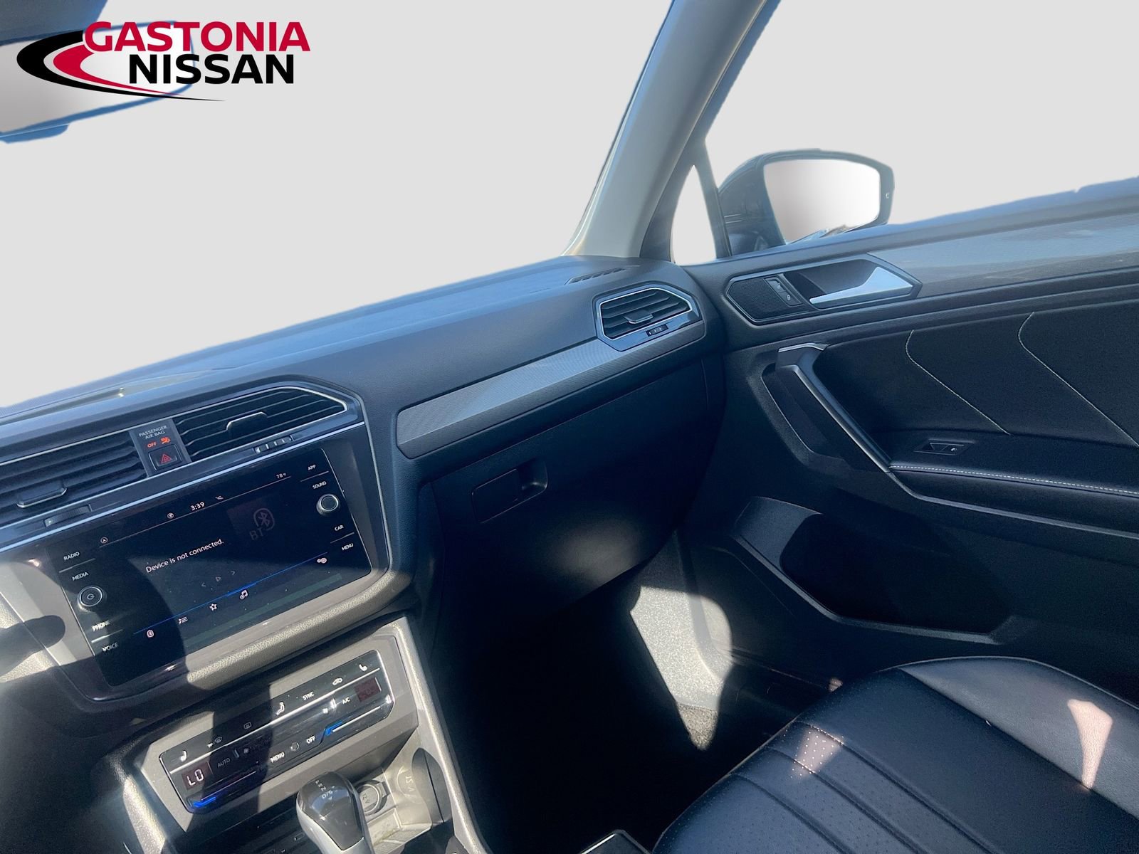 Used 2024 Volkswagen Tiguan SE image 31