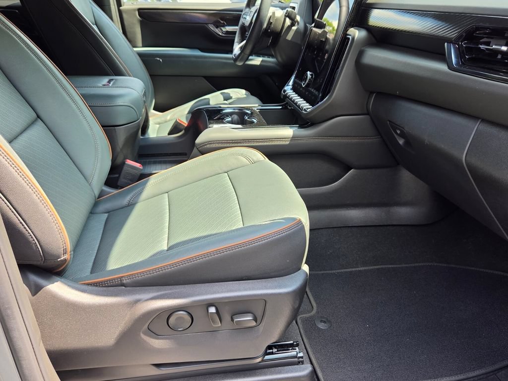 Used 2025 GMC Yukon AT4 w/ AT4 Premium Package AWD/4WD image 19