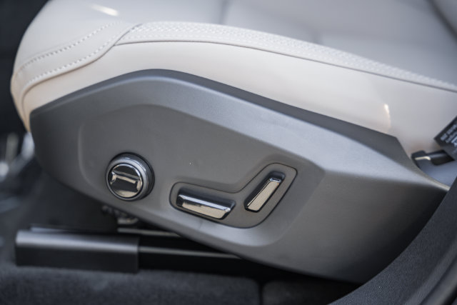 New 2027 Volvo XC60 B5 Plus AWD/4WD image 37