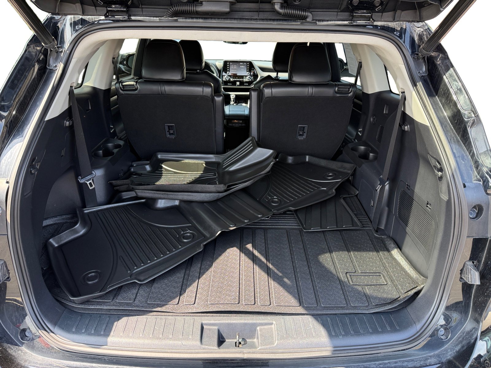Used 2022 Toyota Highlander XLE AWD/4WD image 17