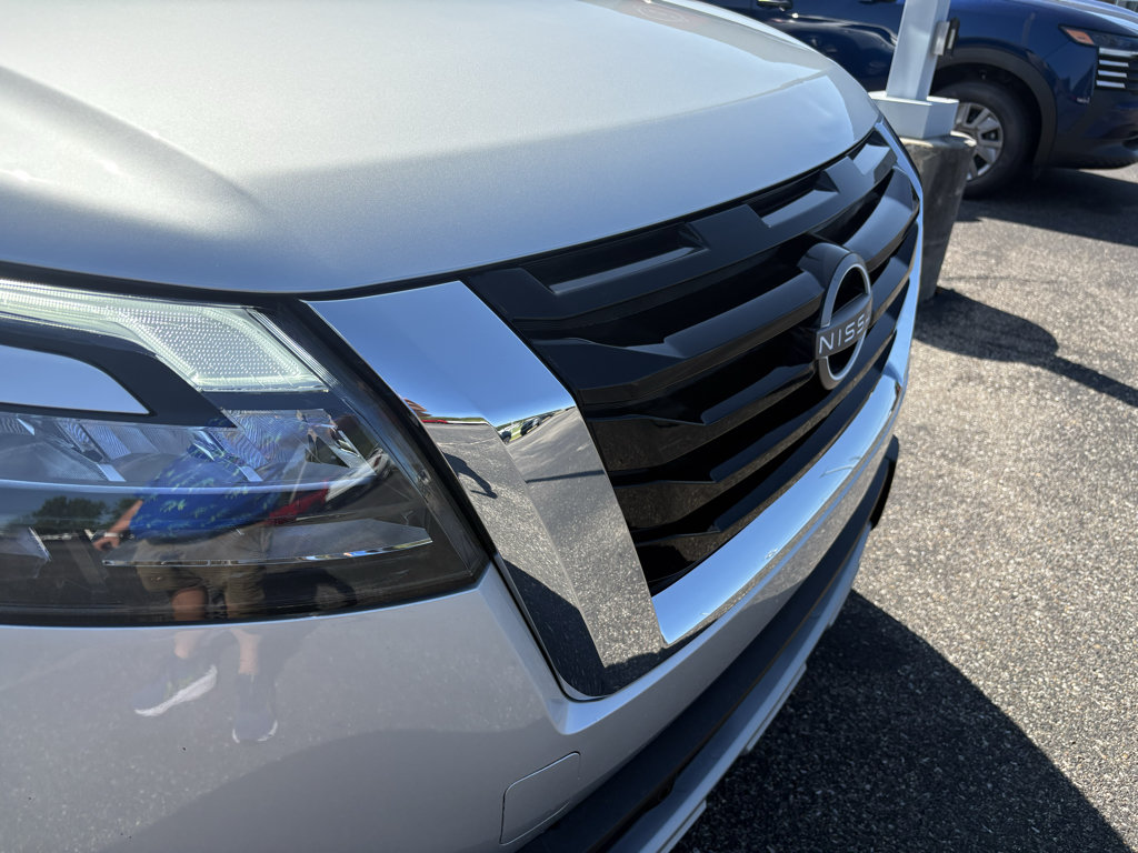 Used 2025 Nissan Pathfinder SL FWD image 4