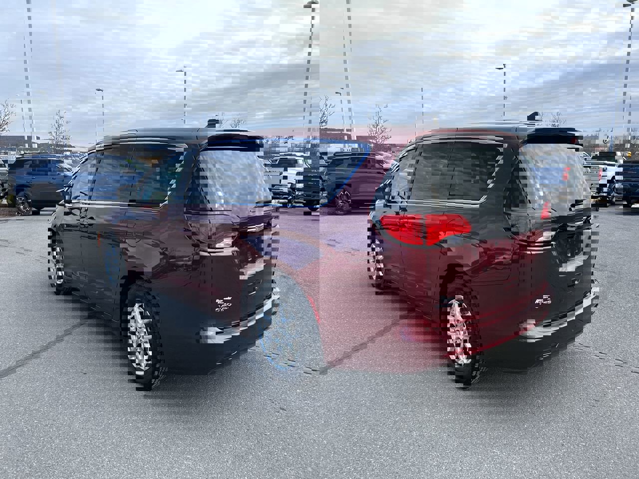 Used 2023 Chrysler Voyager LX image 5