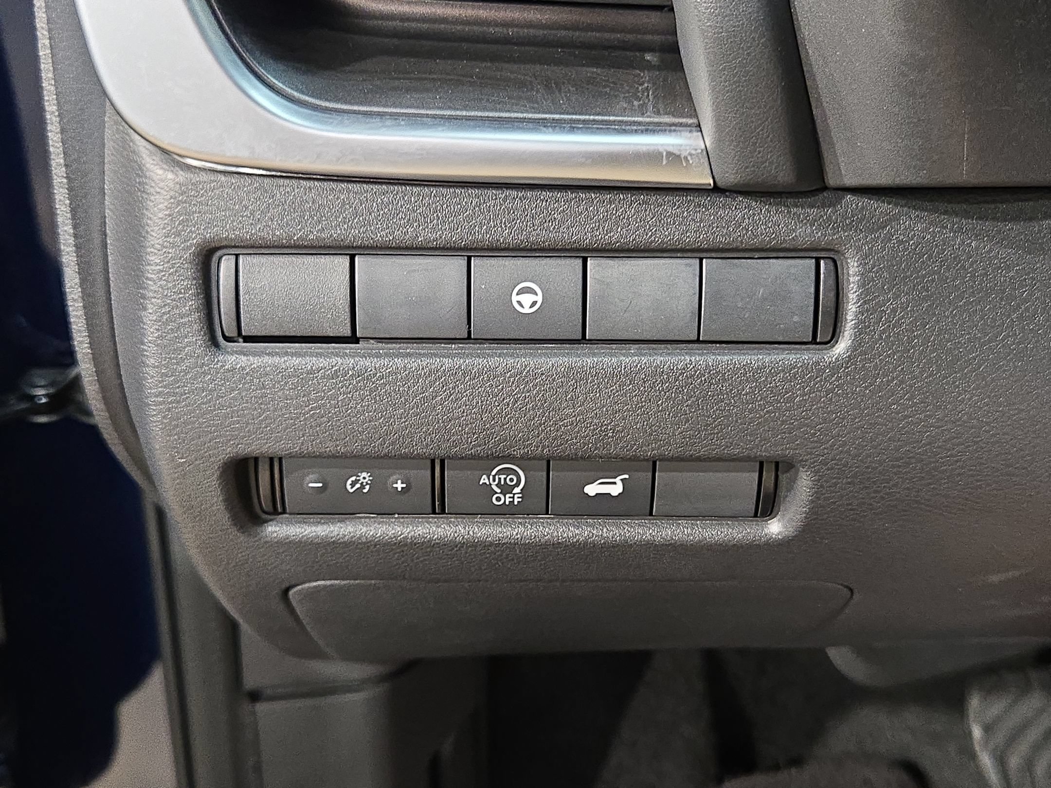 Used 2025 Nissan Rogue SV AWD/4WD image 25