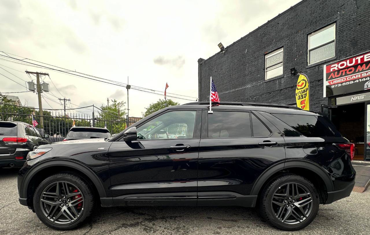Used 2025 Ford Explorer ST-Line w/ ST-Line Street Pack AWD/4WD image 4