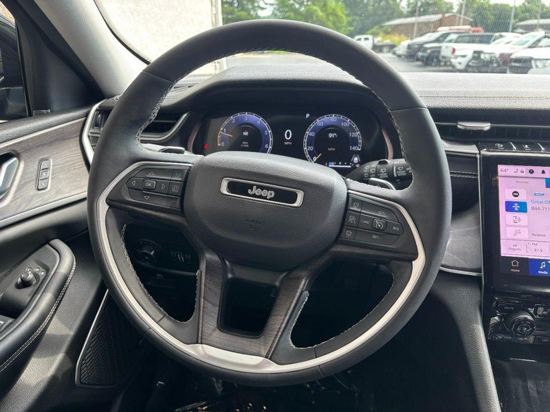 Used 2023 Jeep Grand Cherokee Limited w/ Black Appearance Package AWD/4WD image 16