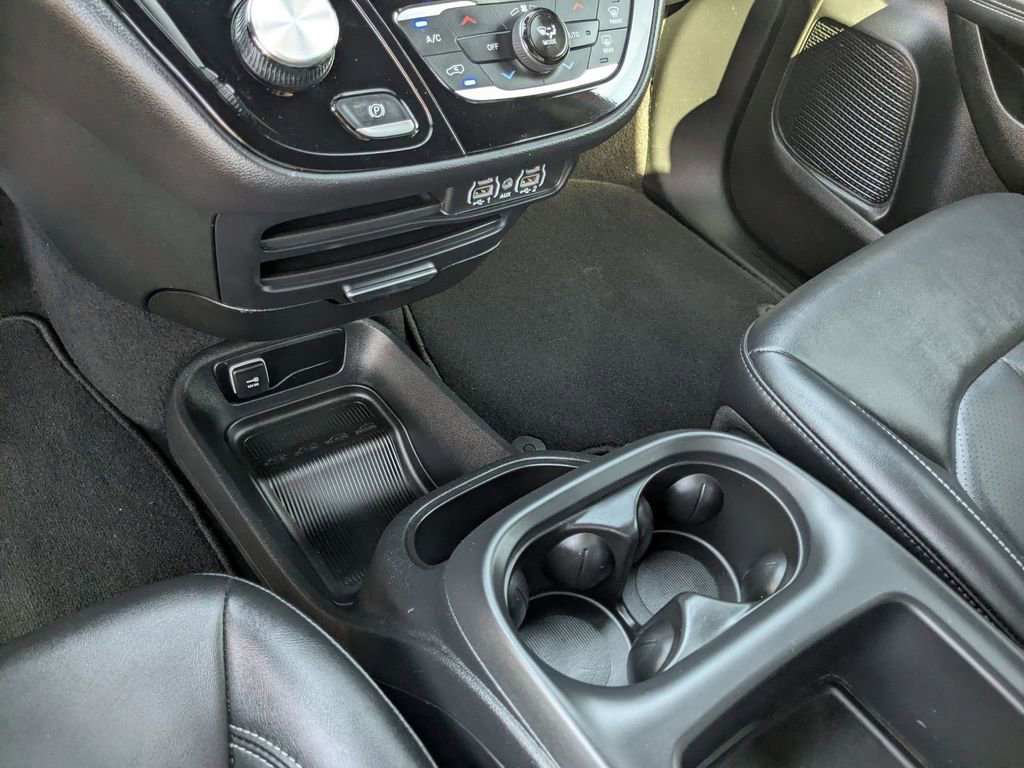 Used 2025 Chrysler Pacifica Select image 21