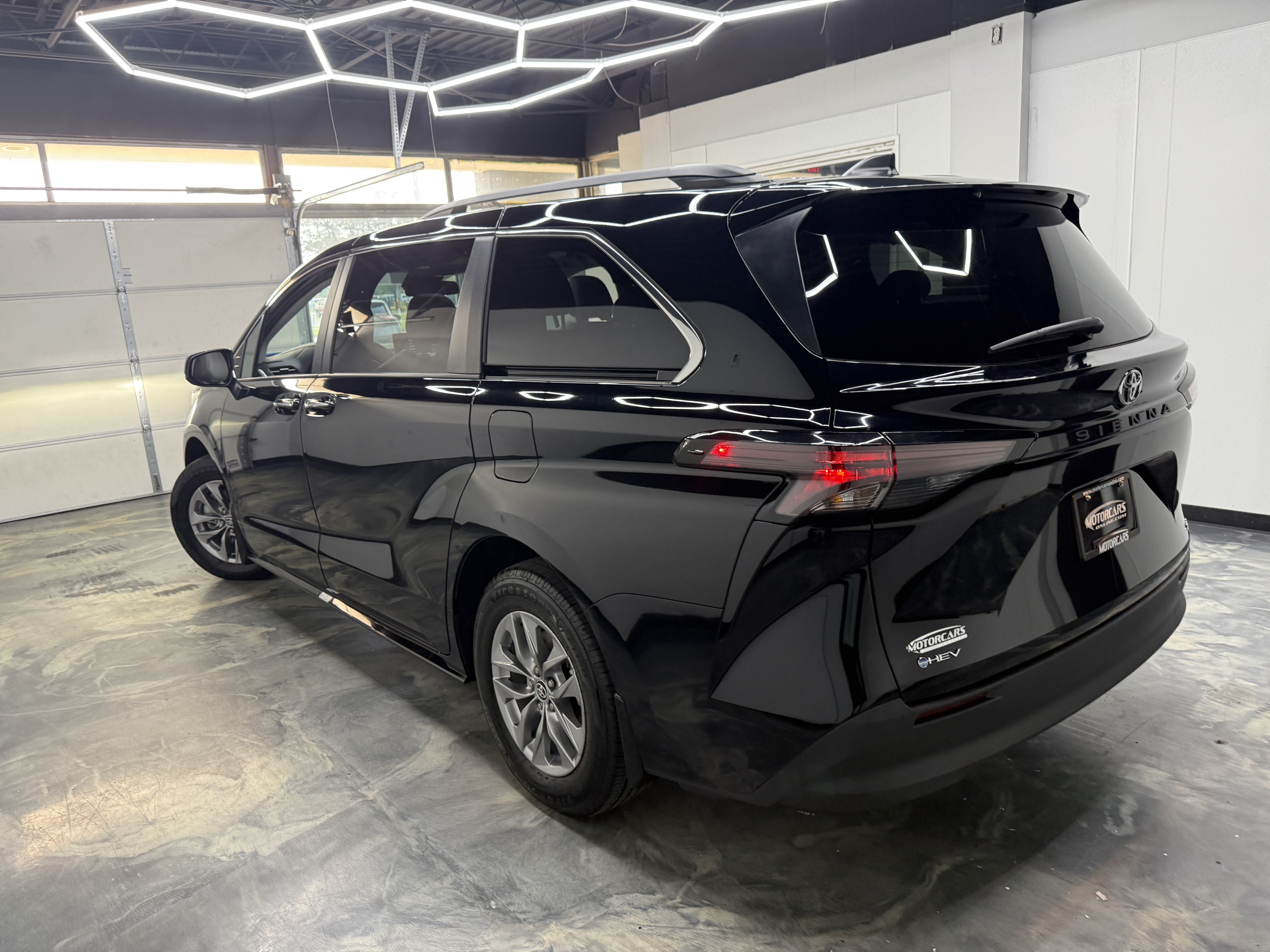 Used 2026 Toyota Sienna XLE FWD image 3