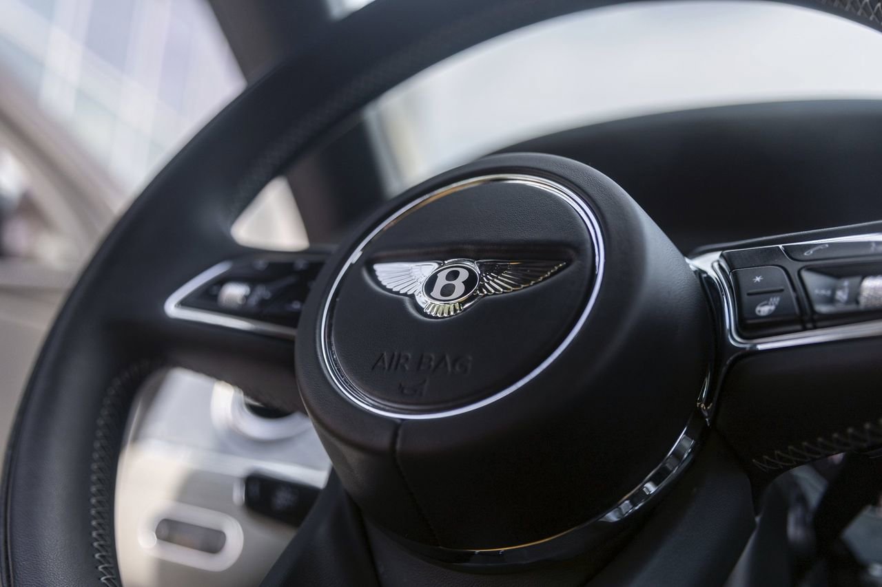 Used 2025 Bentley Bentayga AWD/4WD image 34