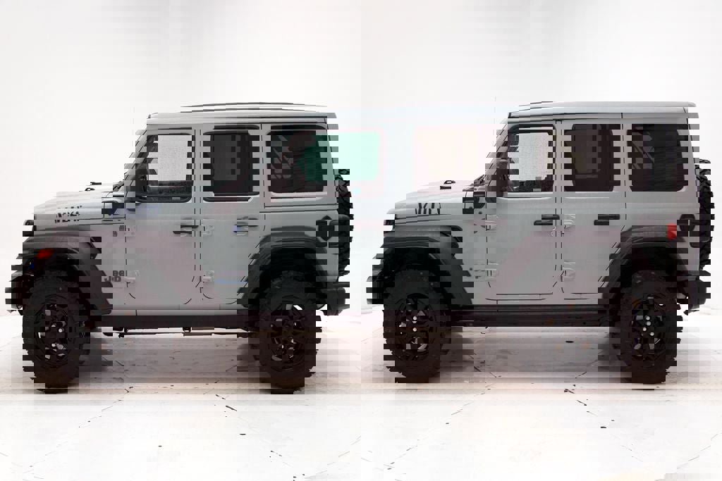 Used 2023 Jeep Wrangler Unlimited w/ Sun & Screen Package image 6