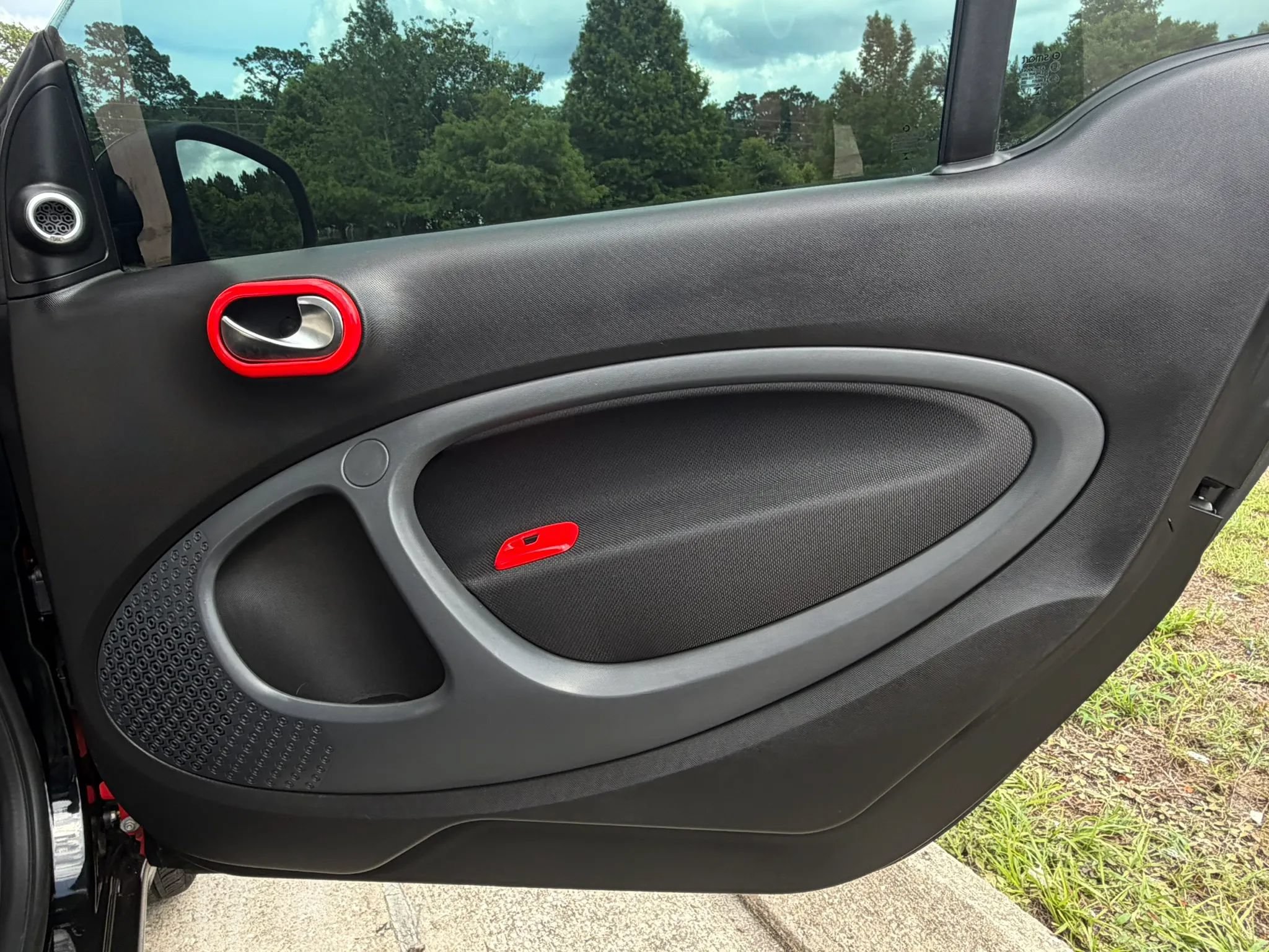 Used 2017 smart fortwo passion RWD image 25