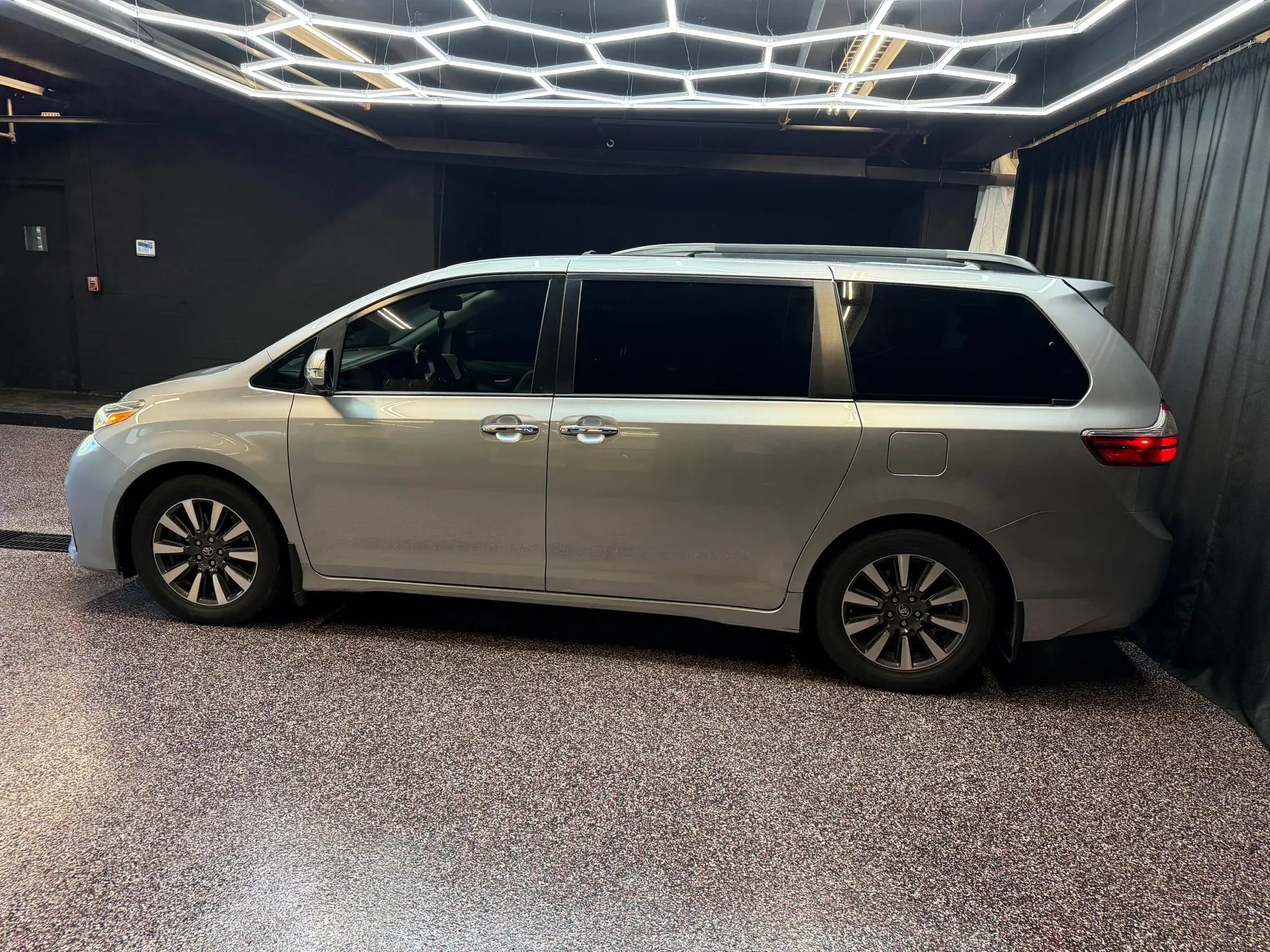 Used 2018 Toyota Sienna Limited Premium FWD image 4