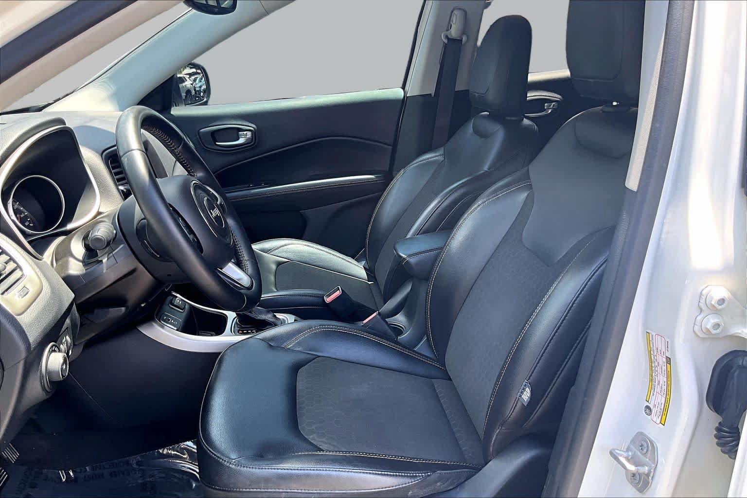 Used 2018 Jeep Compass Latitude w/ Popular Equipment Group FWD image 9