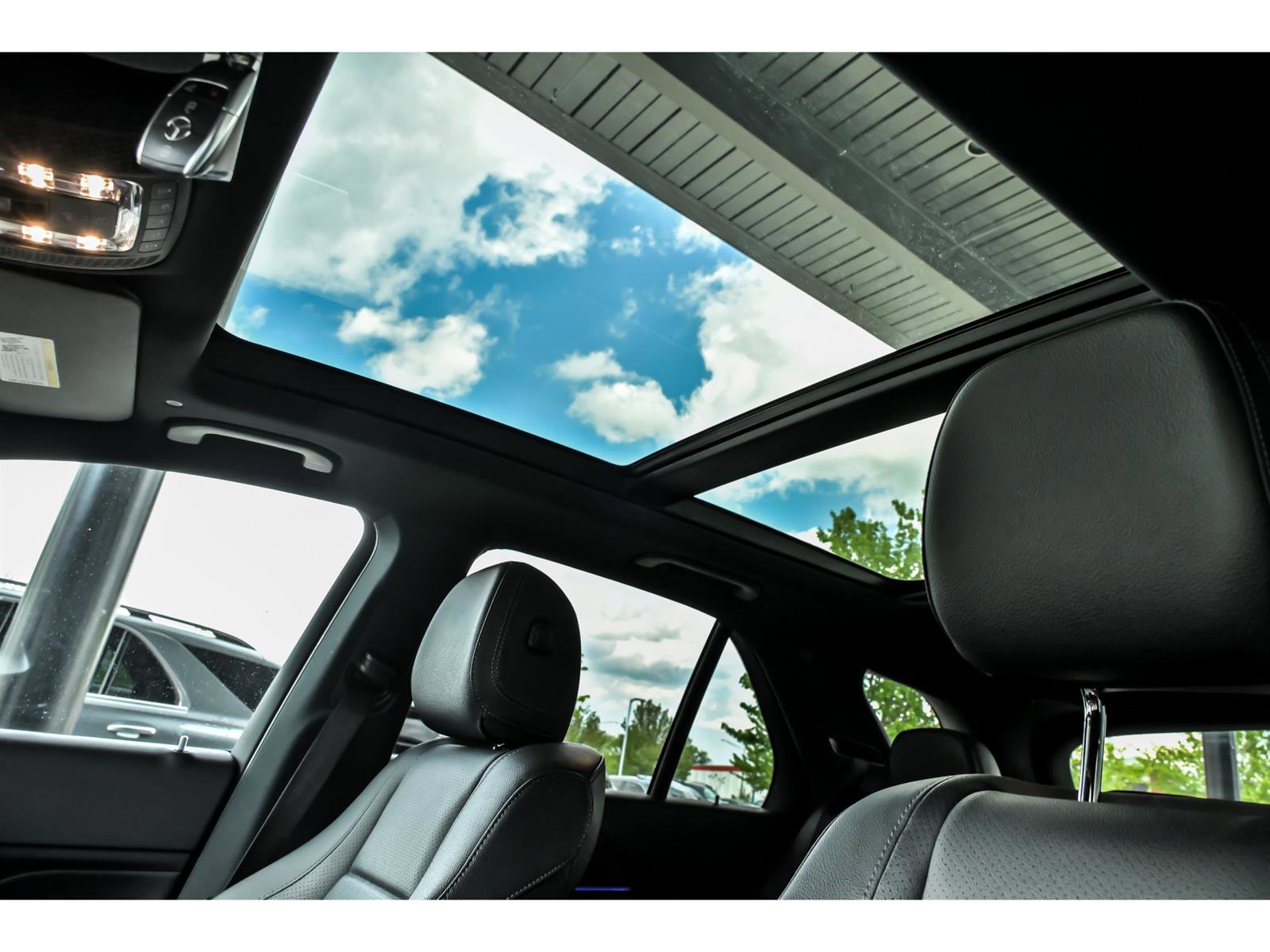 Used 2021 Mercedes-Benz GLE 350 4MATIC w/ Premium Package image 11