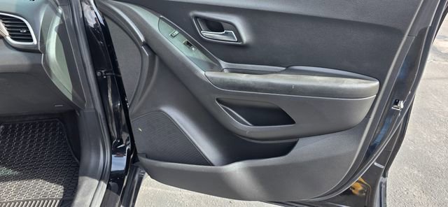 Used 2022 Chevrolet Trax LT w/ LT Convenience Package image 16