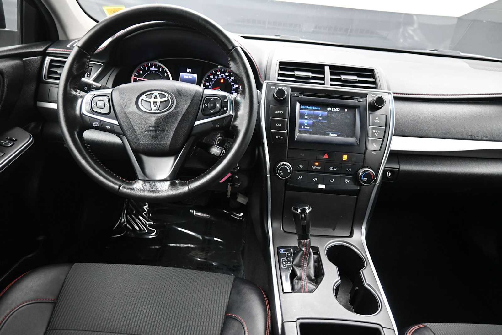 Used 2016 Toyota Camry SE w/ Protection Package (Q2) FWD image 19