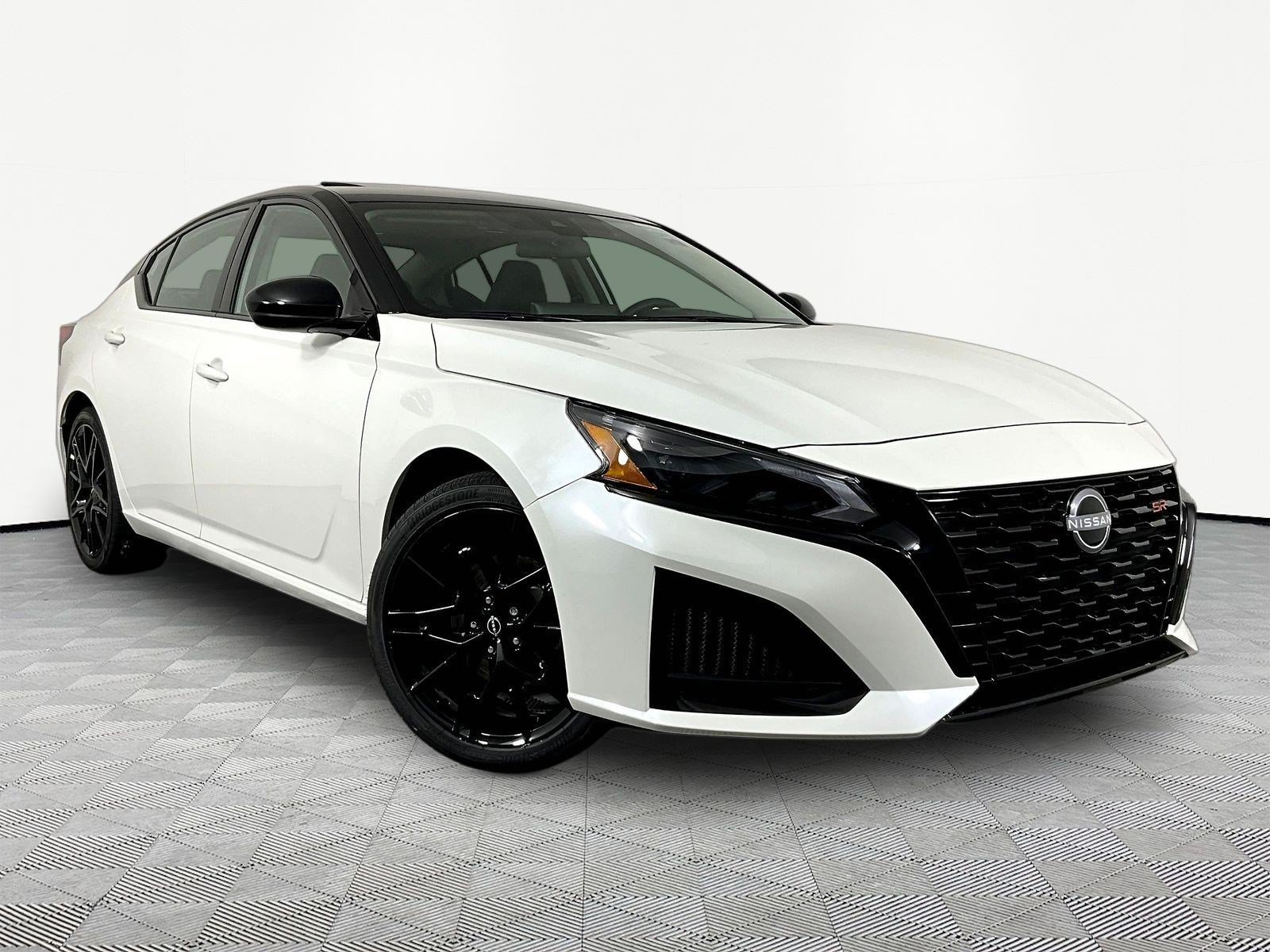 New 2026 Nissan Altima 2.5 SR w/ SR Midnight Edition Package FWD image 3