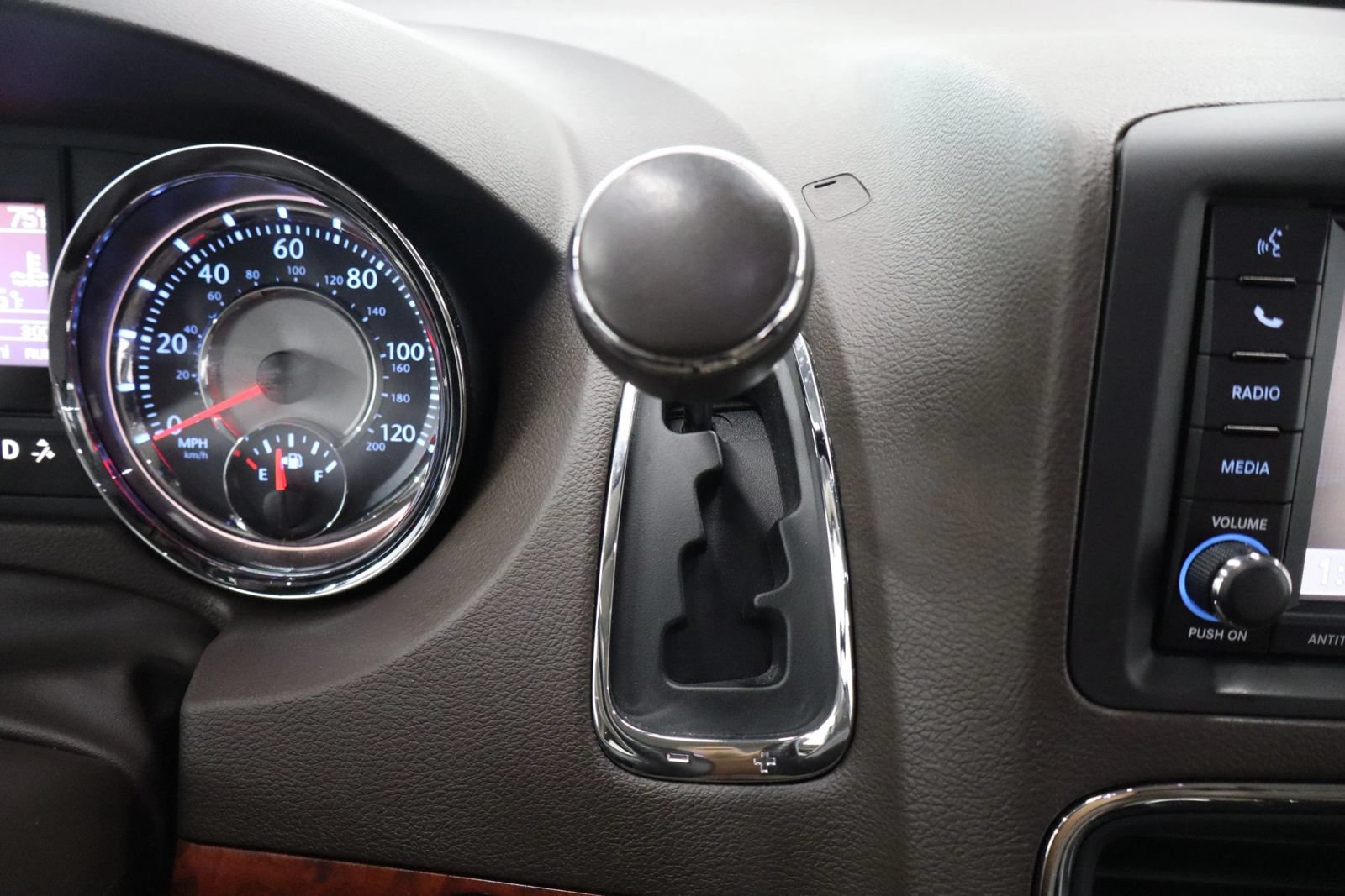 Used 2014 Chrysler Town & Country Touring-L w/ Driver Convenience Group FWD image 33