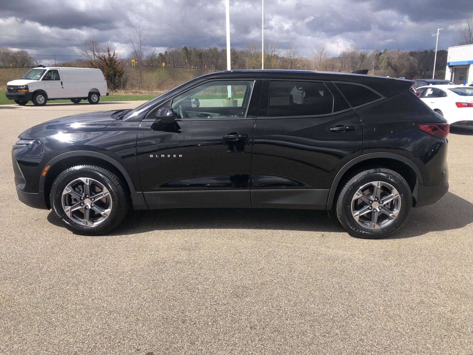 Used 2025 Chevrolet Blazer LT AWD/4WD image 2
