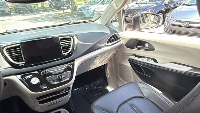 Used 2023 Chrysler Pacifica Touring-L FWD image 14