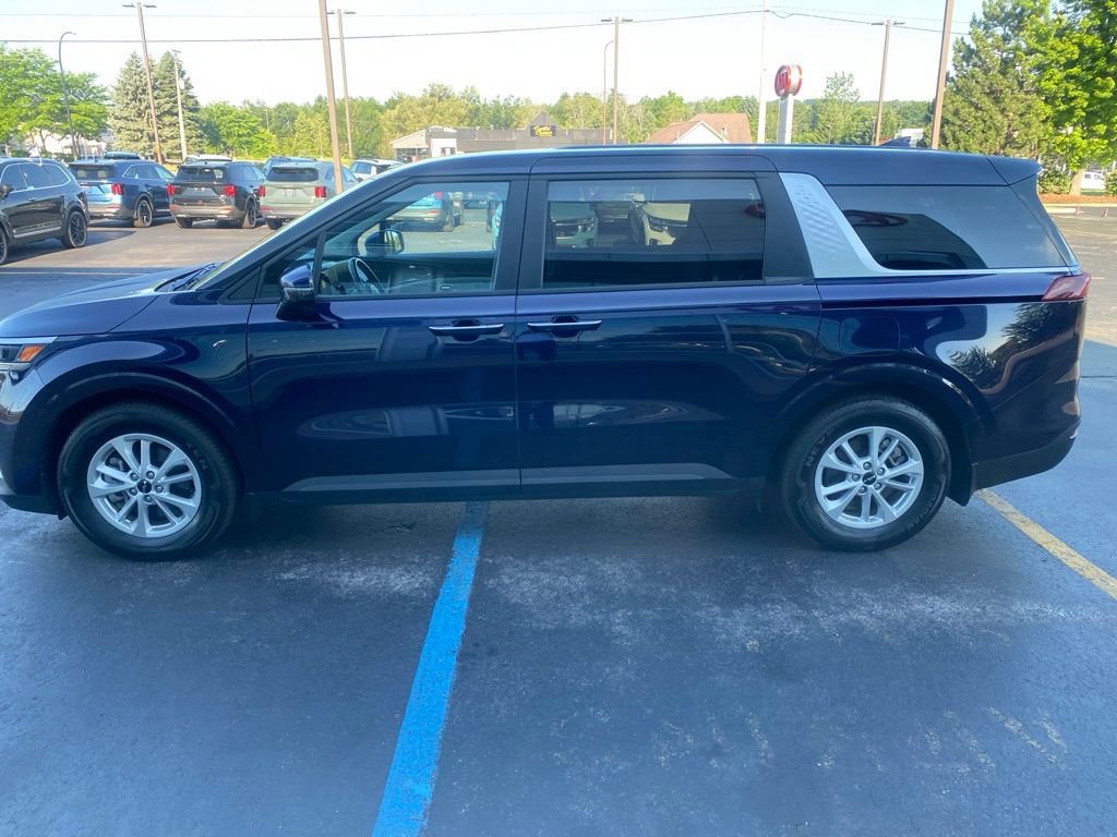 Used 2024 Kia Carnival LX FWD image 8