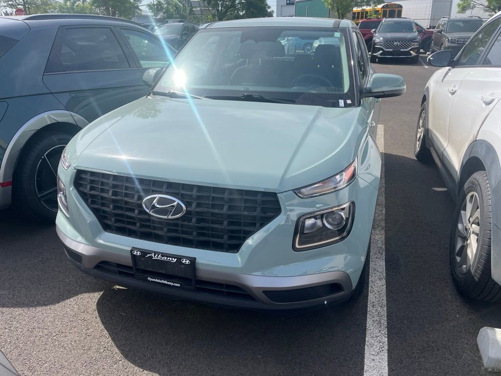 Certified 2025 Hyundai Venue SE FWD image 1