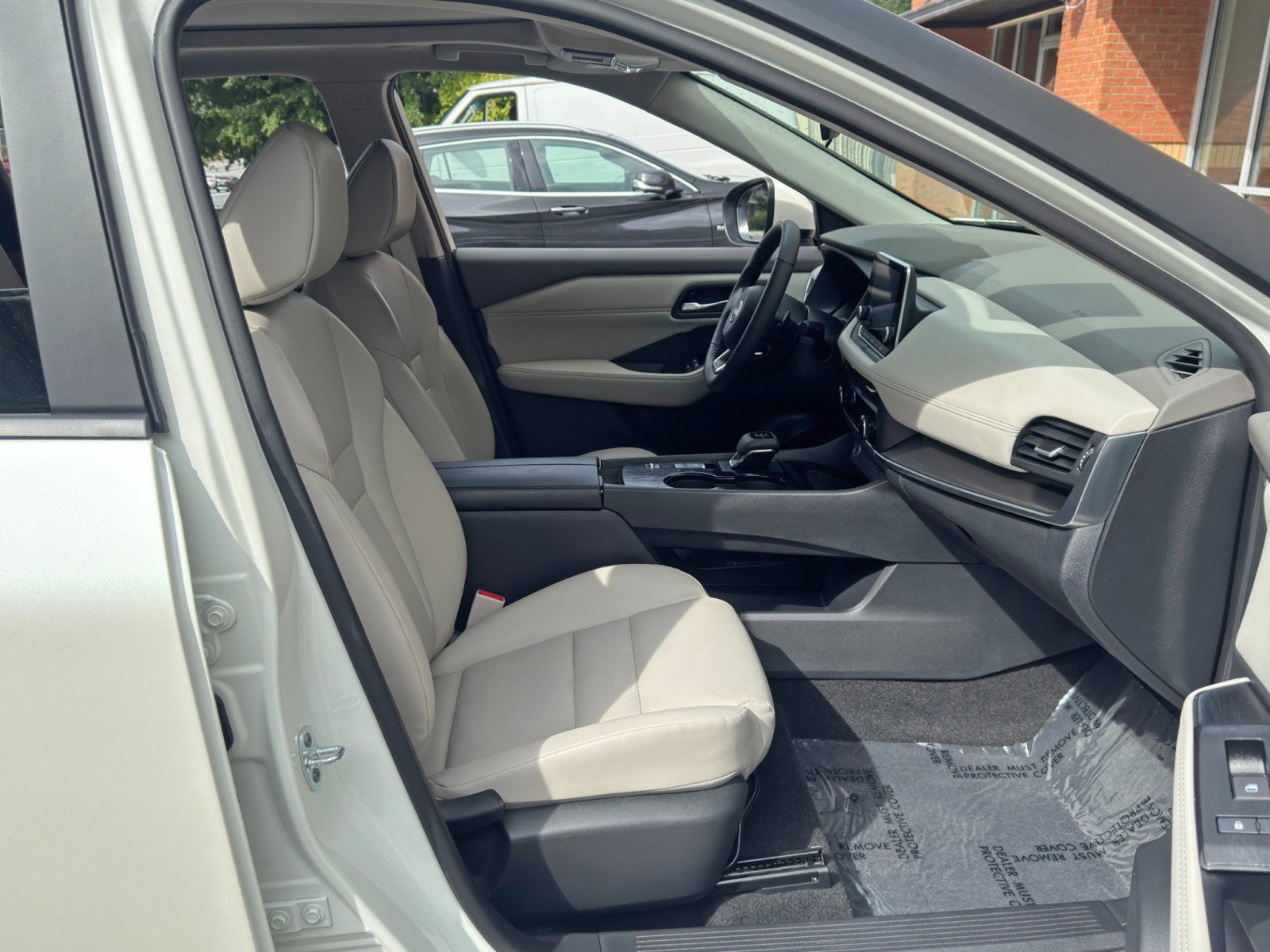 Used 2023 Nissan Rogue SV w/ SV Premium B Package FWD image 15