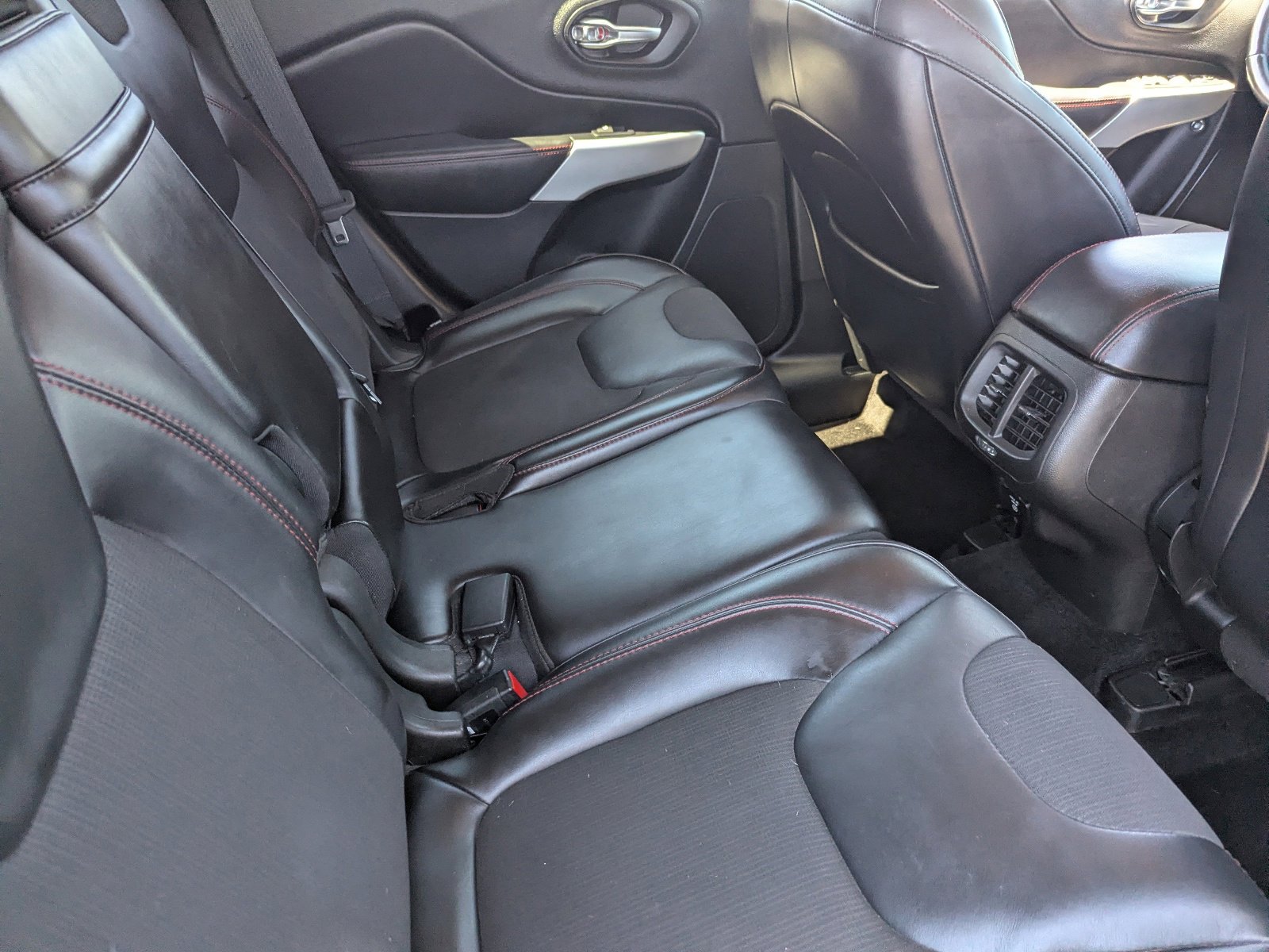 Used 2017 Jeep Cherokee Trailhawk w/ Cold Weather Group image 14