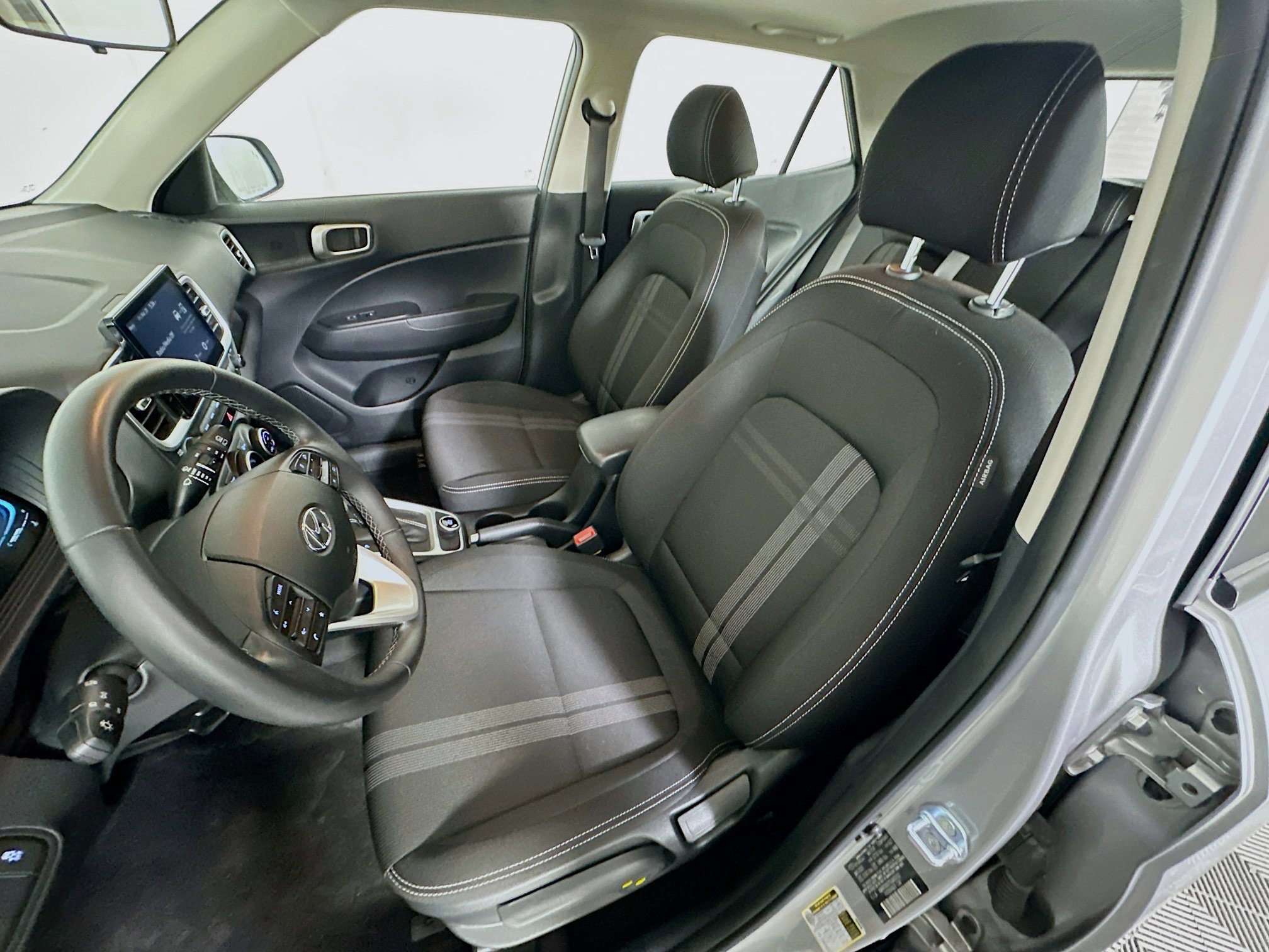 Used 2025 Hyundai Venue SEL image 13