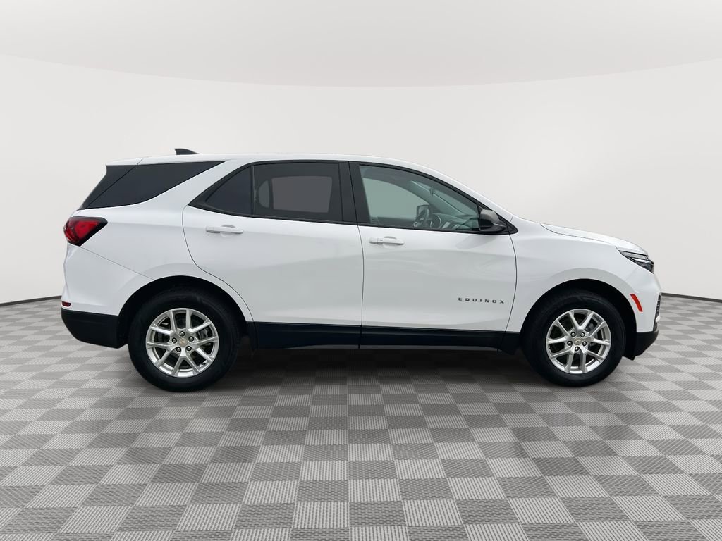 Used 2022 Chevrolet Equinox LS w/ LS Convenience Package AWD/4WD image 4