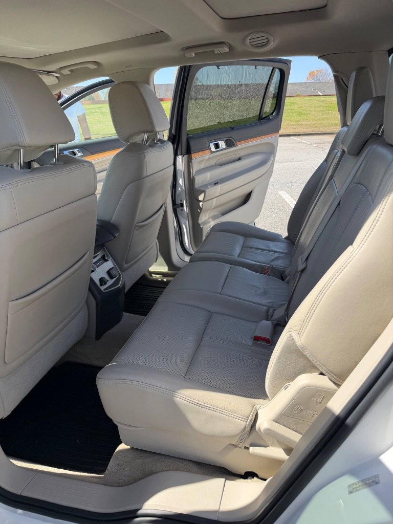 Used 2010 Lincoln MKT 2WD image 12