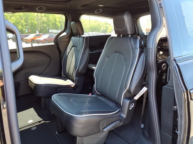 New 2027 Chrysler Pacifica Limited FWD image 29