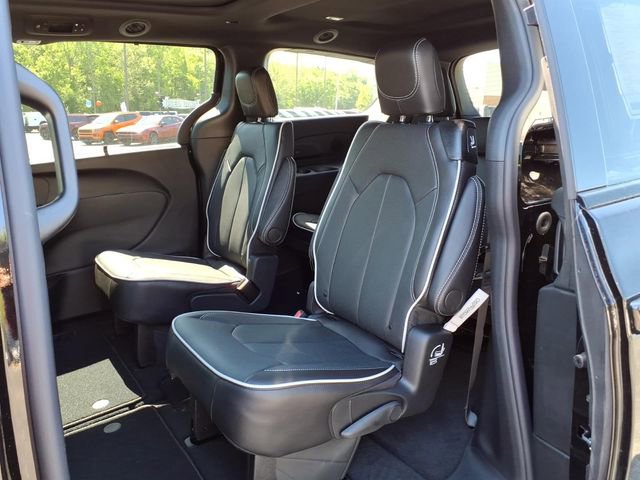 New 2027 Chrysler Pacifica Limited FWD image 29