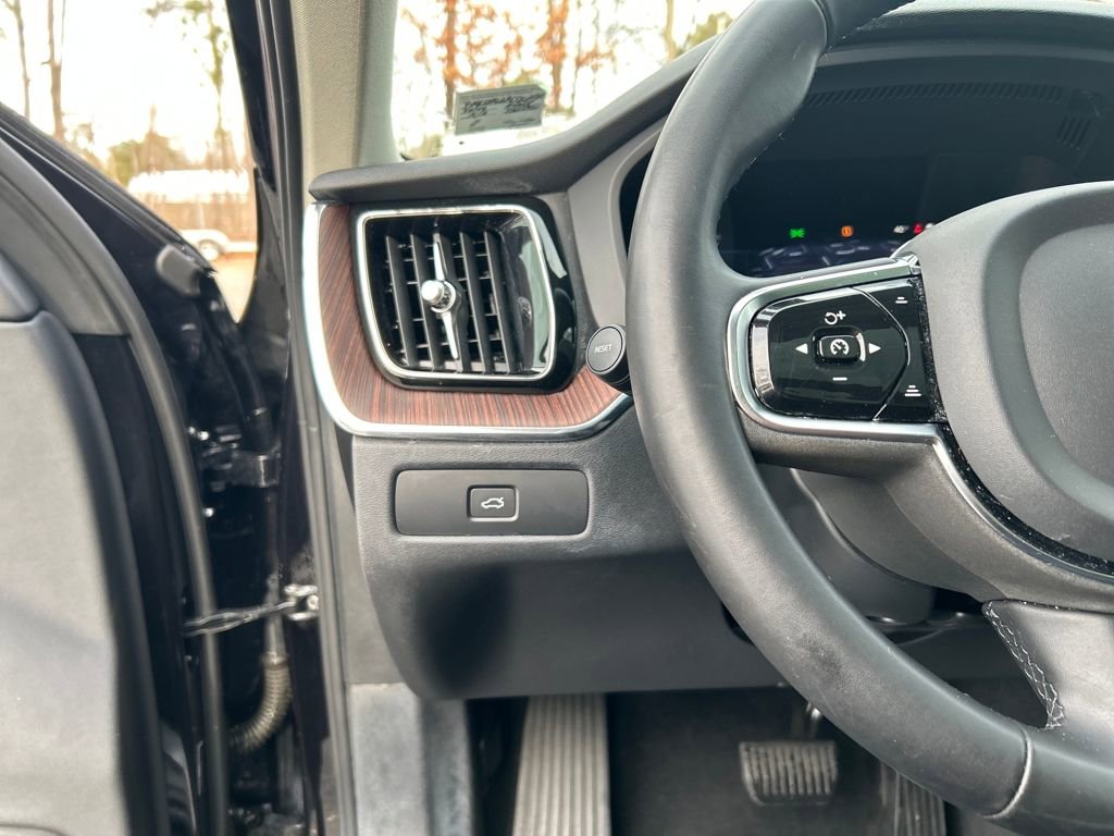 Used 2024 Volvo XC60 B5 Plus image 22