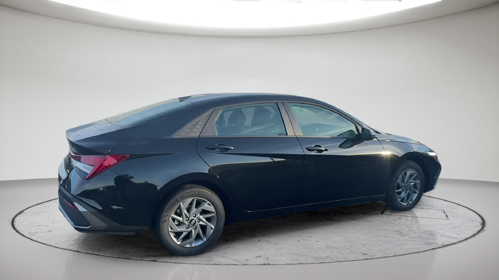 Used 2026 Hyundai Elantra Hybrid w/ Cargo Package FWD image 5