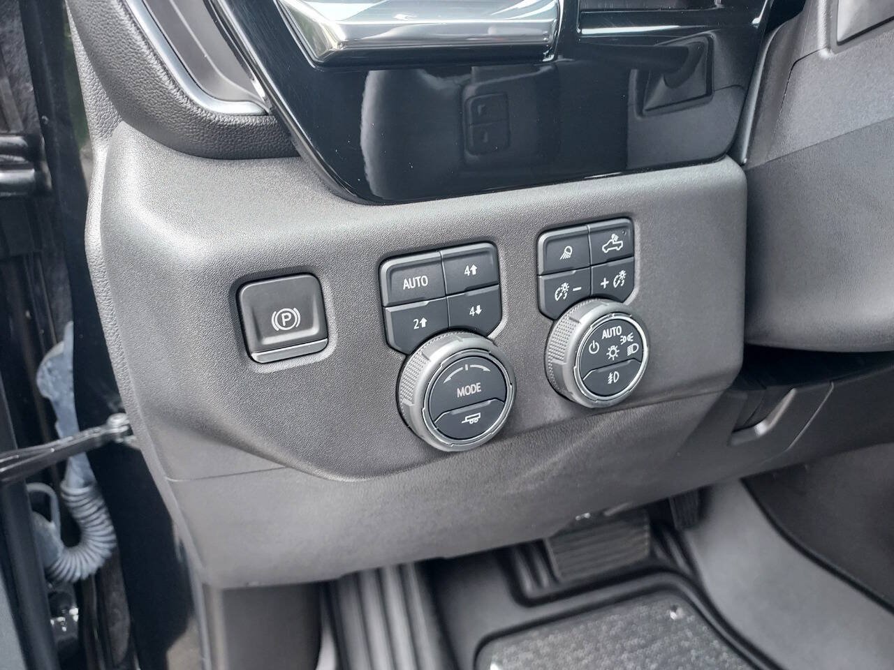 Used 2024 Chevrolet Silverado 1500 LT Trail Boss w/ LT Trail Boss Premium Package AWD/4WD image 15