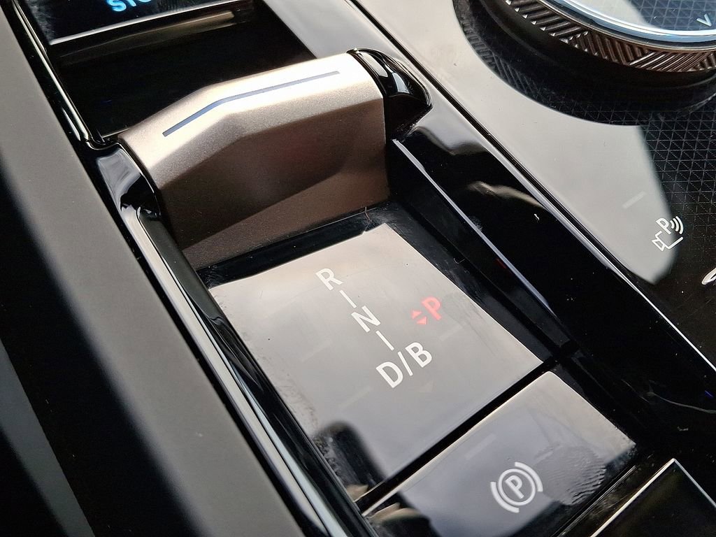 Used 2025 BMW iX xDrive50 w/ Premium Package image 16