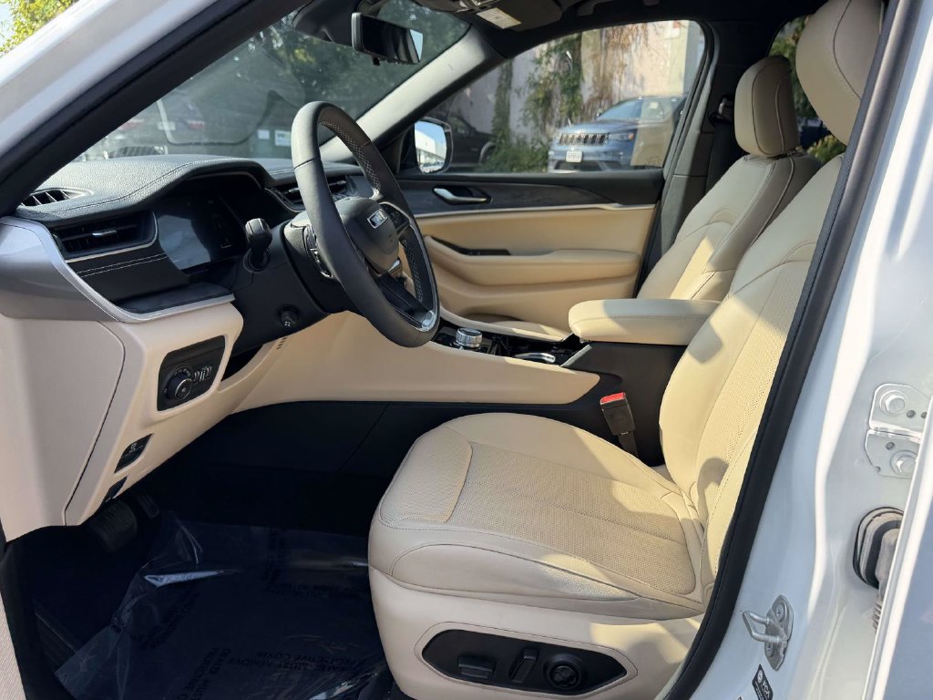 Used 2023 Jeep Grand Cherokee L Limited w/ Luxury Tech Group II AWD/4WD image 16