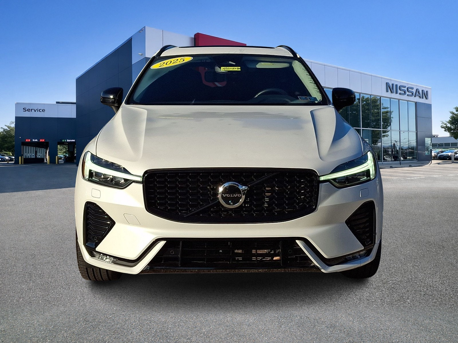 Used 2025 Volvo XC60 B5 Plus AWD/4WD image 2