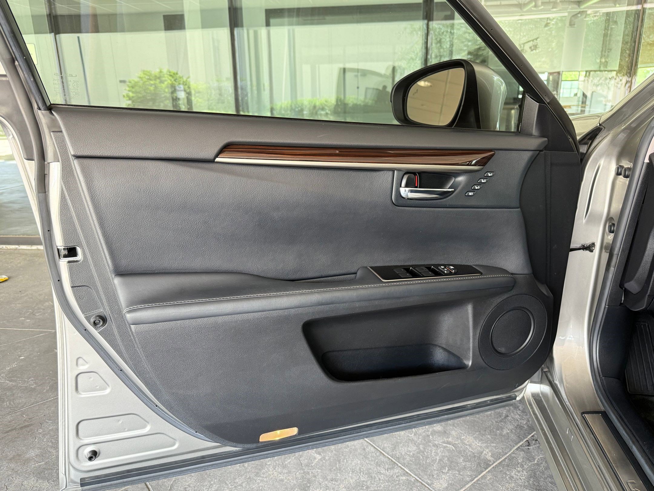 Used 2016 Lexus ES 300h w/ Luxury Package w/Wood Trim image 27